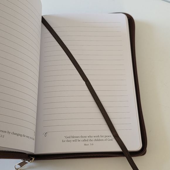 🦋LAST ONE Embossed FAUX Leather Zip Journal - Picture 10 of 16